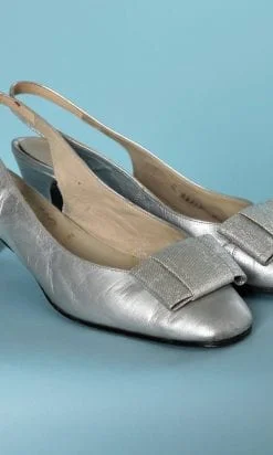 Alternative view of Paire de chaussures en cuir argenté et nœud lamé argent
