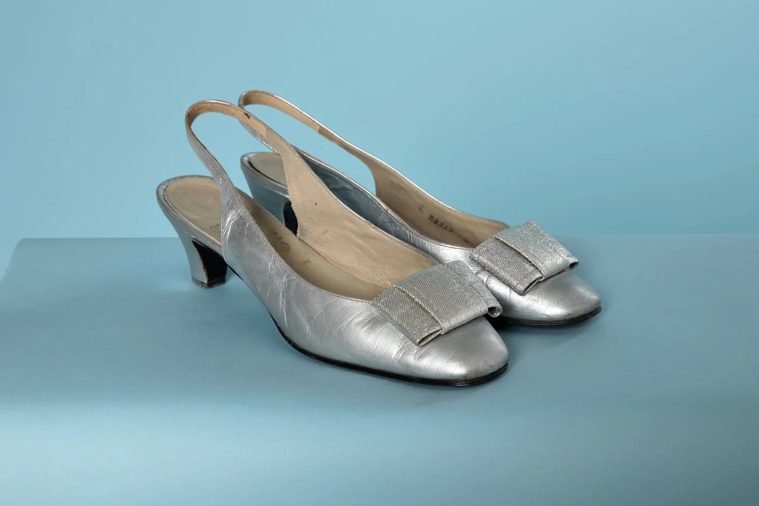 Paire de chaussures en cuir argenté et nœud lamé argent – Image 2