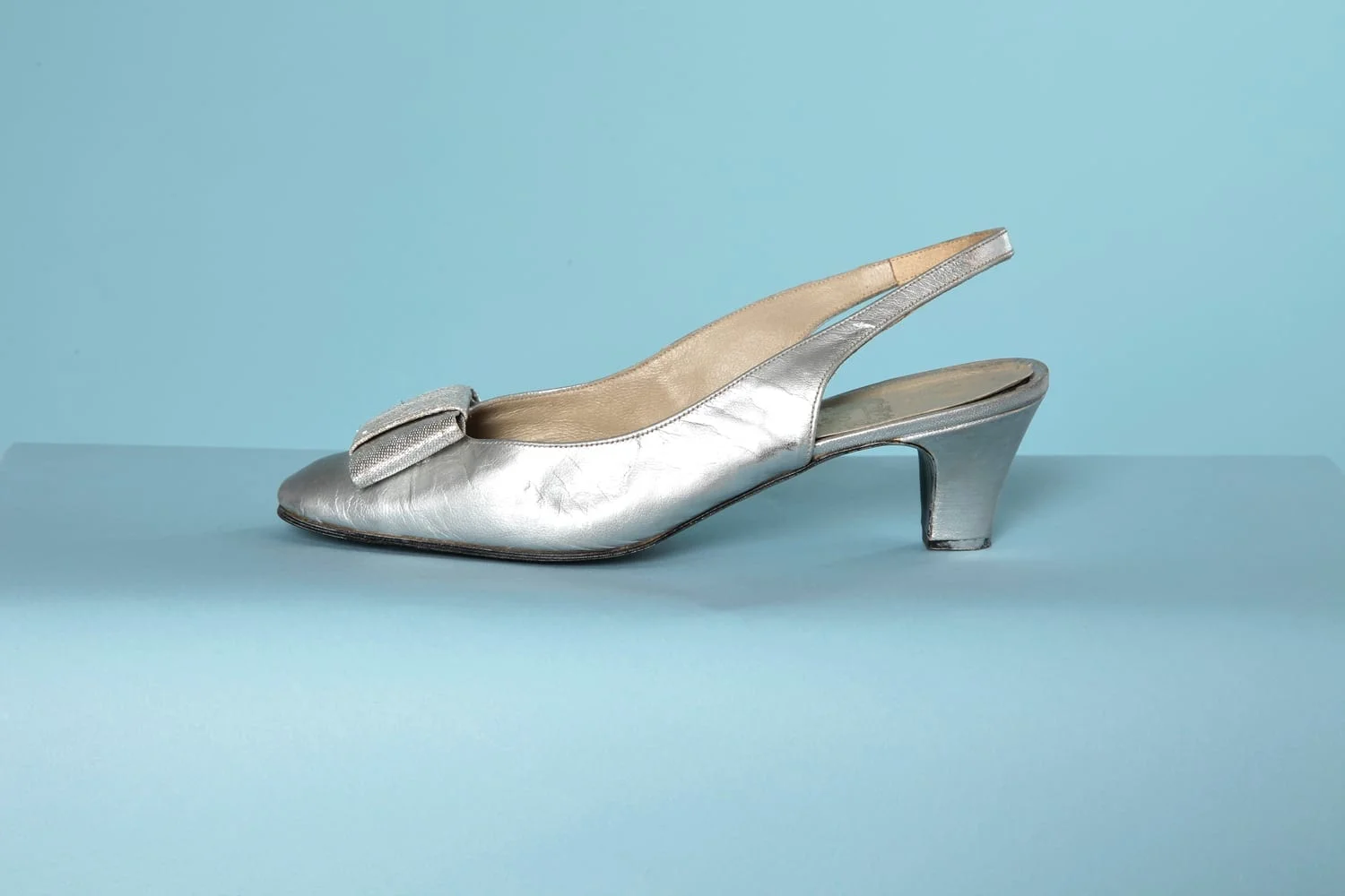 Paire de chaussures en cuir argenté et nœud lamé argent – Image 3