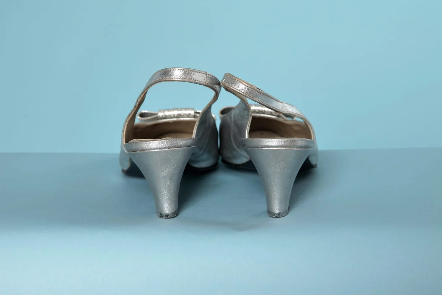 Paire de chaussures en cuir argenté et nœud lamé argent – Image 4