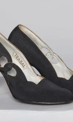 Alternative view of Paire de chaussures en reps noir 1930