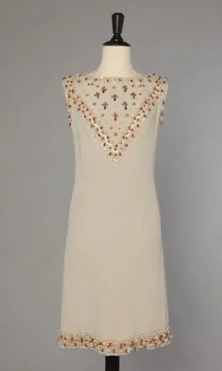 Robe 1960 beige avec broderies de perles