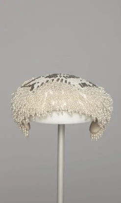 Chapeau 1950 brodé de perles nacrées et strass