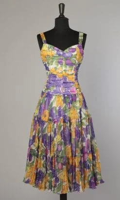 Robe 1950 en voile de nylon imprimé de fleurs violettes et jaunes