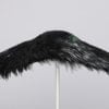Grande Capeline en feutre recouverte de plumes noires et vertes irisées