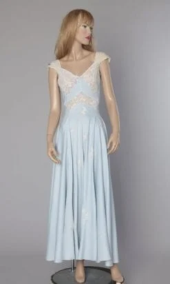 Longue chemise de nuit en satin et dentelle incrustée