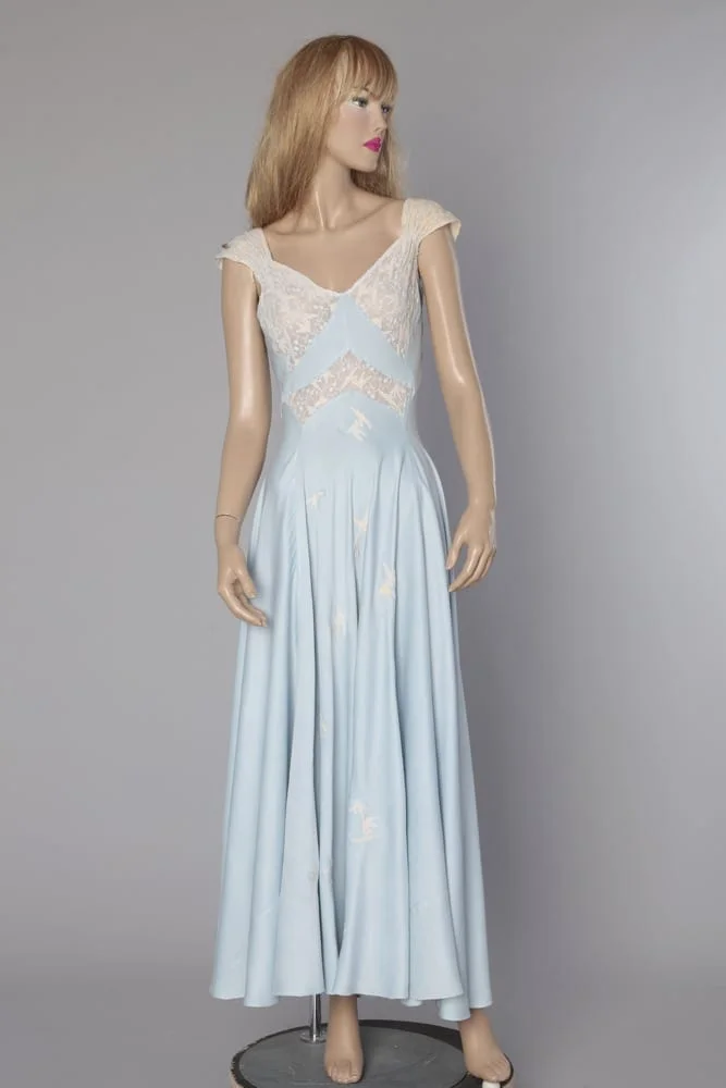 Longue chemise de nuit en satin et dentelle incrustée