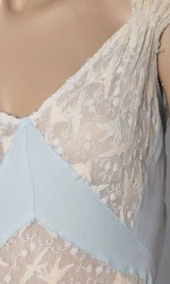Alternative view of Longue chemise de nuit en satin et dentelle incrustée