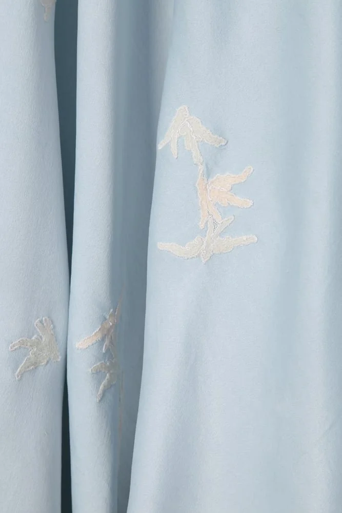 Longue chemise de nuit en satin et dentelle incrustée – Image 3