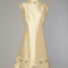 Robe en shantung jaune d’or brodée de perles et de lacets
