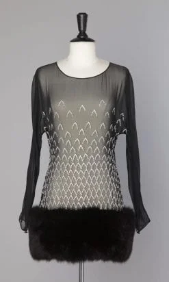 Mini robe en mousseline noire brodée de strass avec une bande de fourrure noire