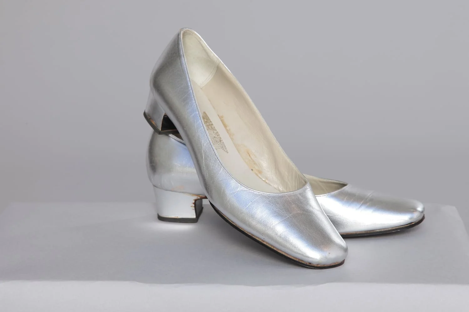 Paire de chaussures 1970 en cuir argenté