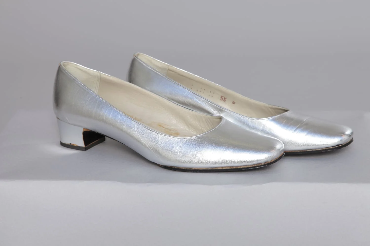 Paire de chaussures 1970 en cuir argenté – Image 2