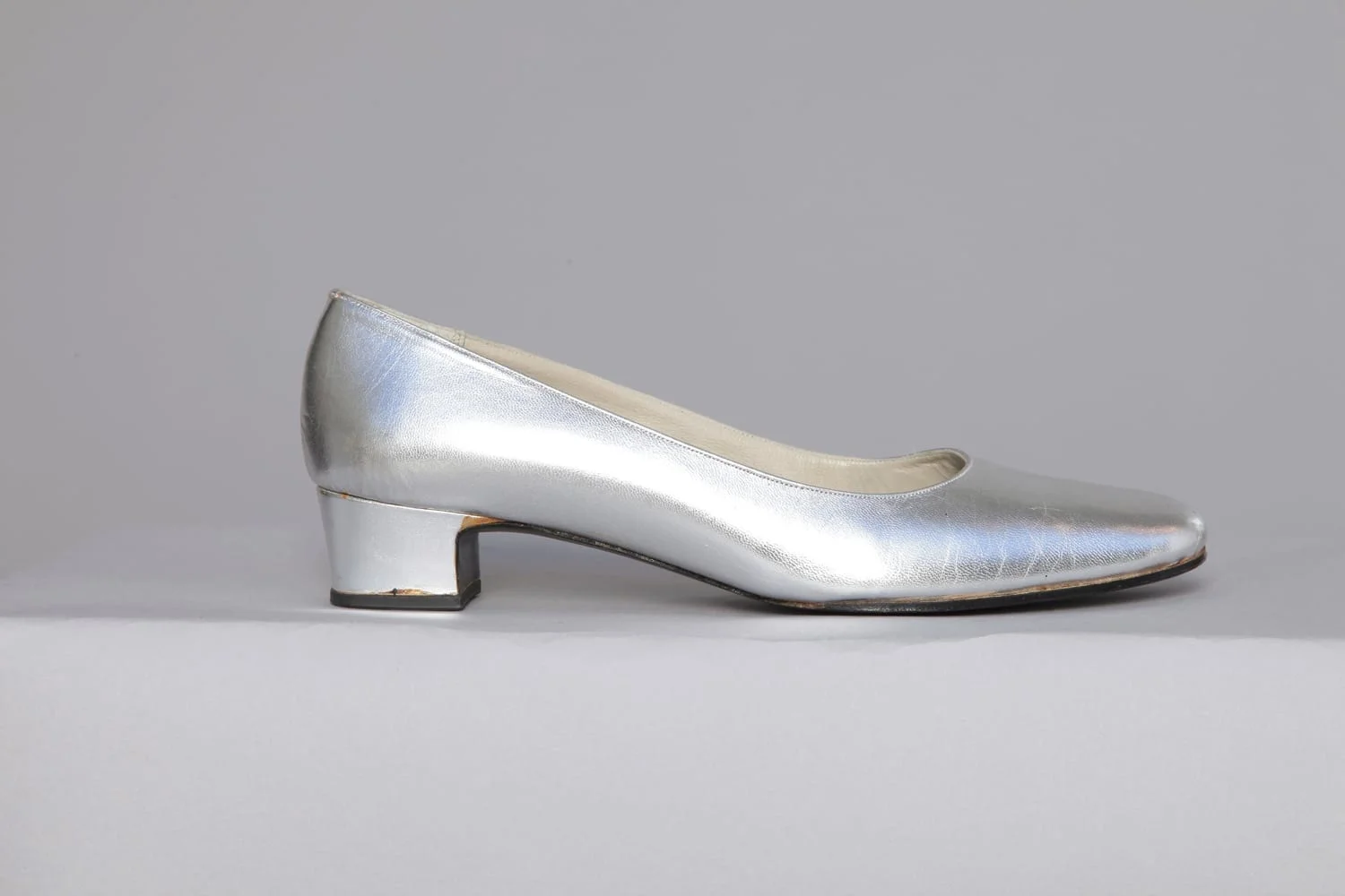 Paire de chaussures 1970 en cuir argenté – Image 3