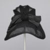 Grand chapeau 1960 en crin recouvert de tulle plumetis noir et grand nœud en satin