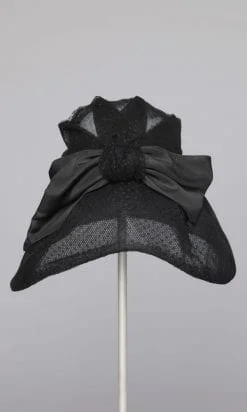 Grand chapeau 1960 en crin recouvert de tulle plumetis noir et grand nœud en satin