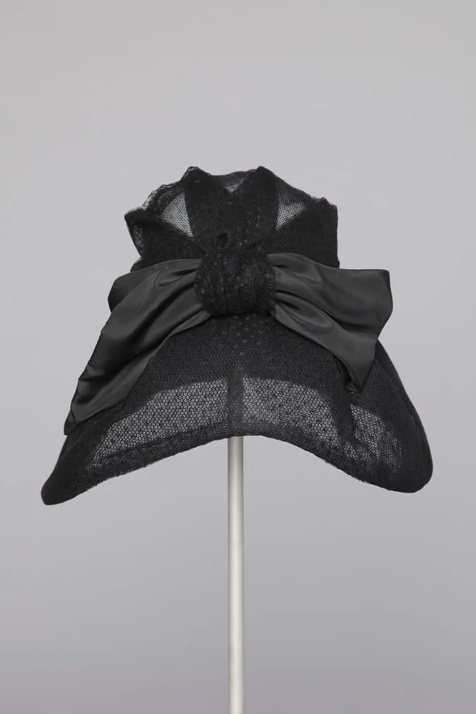 Grand chapeau 1960 en crin recouvert de tulle plumetis noir et grand nœud en satin