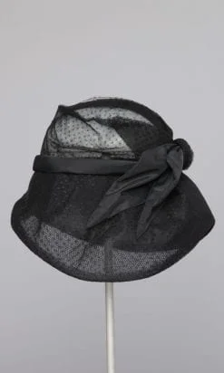 Alternative view of Grand chapeau 1960 en crin recouvert de tulle plumetis noir et grand nœud en satin