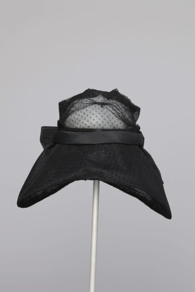 Grand chapeau 1960 en crin recouvert de tulle plumetis noir et grand nœud en satin – Image 3