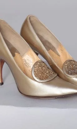 Alternative view of Paire de chaussures 1950 en cuir doré et boucle en métal ciselée