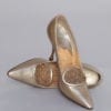 Paire de chaussures 1950 en cuir doré et boucle en métal ciselée