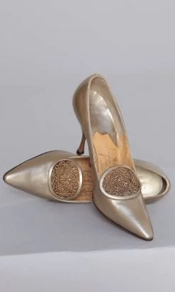 Paire de chaussures 1950 en cuir doré et boucle en métal ciselée