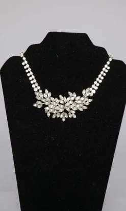 Collier en métal argenté avec une chaine en strass et un motif central de taille marquise