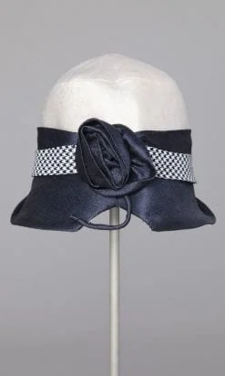 Chapeau cloche en paille marine et blanc