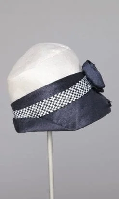 Alternative view of Chapeau cloche en paille marine et blanc