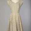 Robe 1950 en satin or et jacquard gris avec strass incrustés