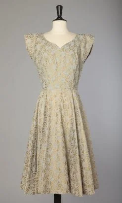 Robe 1950 en satin or et jacquard gris avec strass incrustés