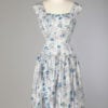Robe 1950 en coton blanc imprimée grise à fleurs bleues