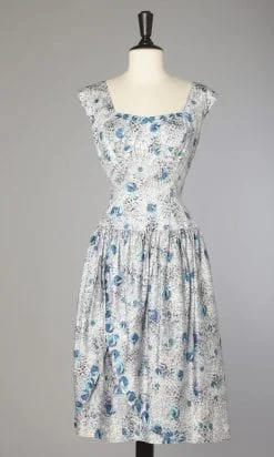 Robe 1950 en coton blanc imprimée grise à fleurs bleues