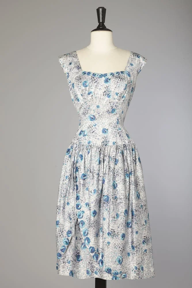 Robe 1950 en coton blanc imprimée grise à fleurs bleues
