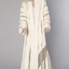 Manteau en vison blanc rasé cousu sur un filet doré