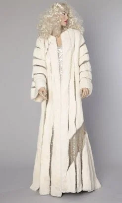 Manteau en vison blanc rasé cousu sur un filet doré