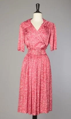 Robe 1950 en coton brillant rose et blanc croisée sur poitrine