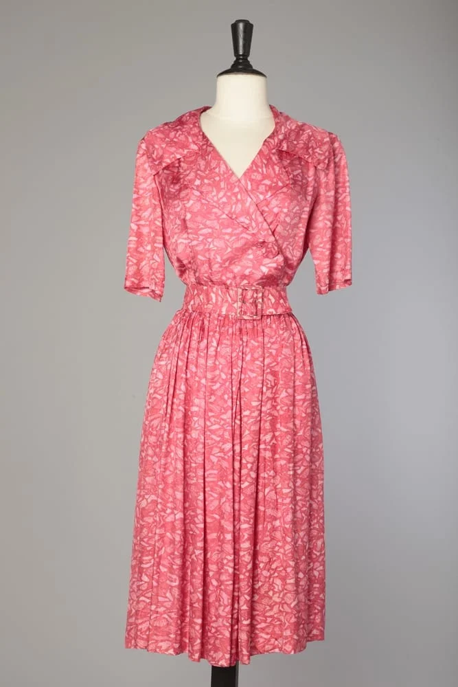 Robe 1950 en coton brillant rose et blanc croisée sur poitrine