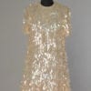 Robe 1960 en organza recouvert de grosses paillettes roses irisées