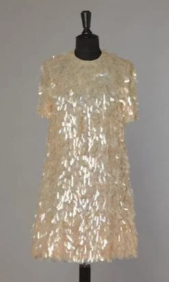 Robe 1960 en organza recouvert de grosses paillettes roses irisées