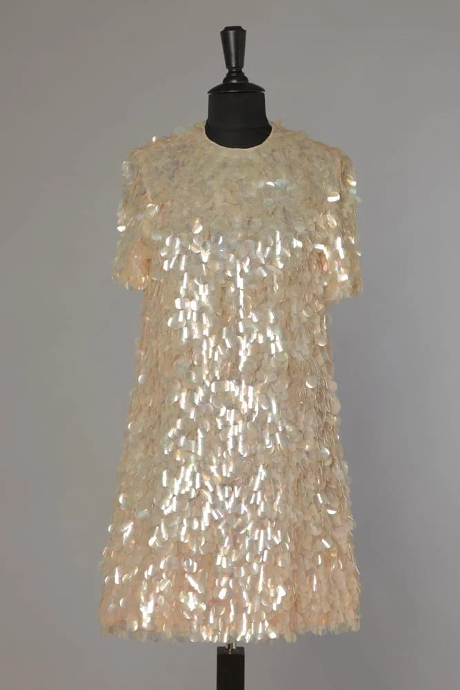 Robe 1960 en organza recouvert de grosses paillettes roses irisées