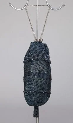 Bourse en perles de verre bleues irisées vers 1900