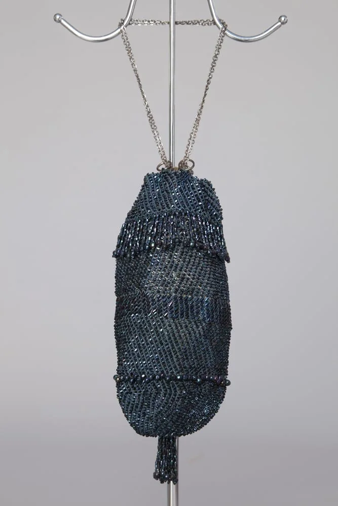 Bourse en perles de verre bleues irisées vers 1900