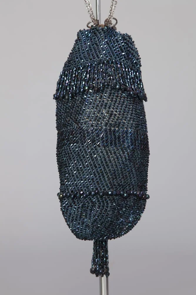 Bourse en perles de verre bleues irisées vers 1900 – Image 2
