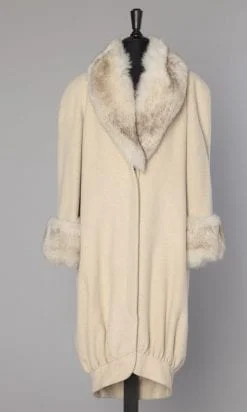 Manteau 1980 en lainage blanc et fourrure