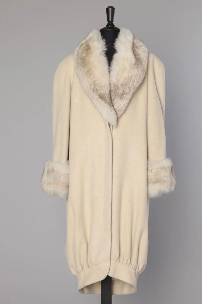 Manteau 1980 en lainage blanc et fourrure