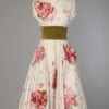 Robe de cocktail des années 1950 en coton imprimé de bouquets de roses