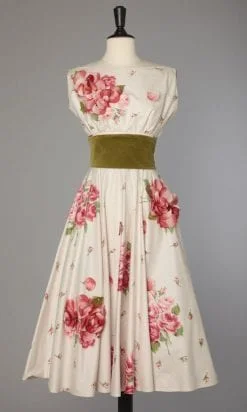 Robe de cocktail des années 1950 en coton imprimé de bouquets de roses