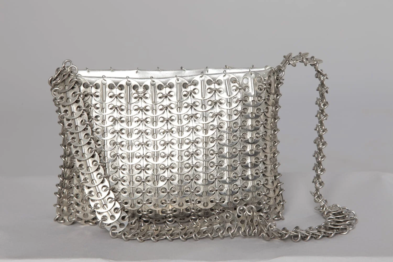 sac en cuir argenté recouvert de pastilles de métal Griffé Paco Rabanne