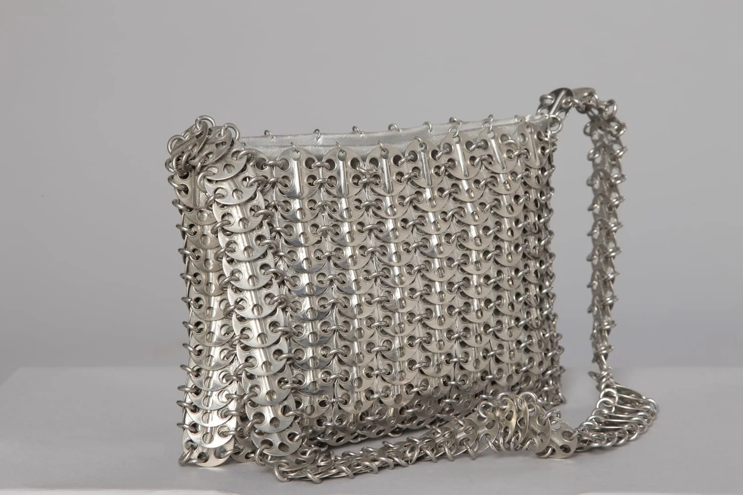 sac en cuir argenté recouvert de pastilles de métal Griffé Paco Rabanne – Image 2